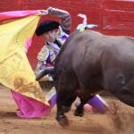 El torero mexicano Arturo Saldivar lidia su primer toro de la tarde, "Don Pato"de 490 kilogramos