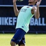 Neymar controla el balón con el pecho ayer durante el entrenamiento del Barcelona