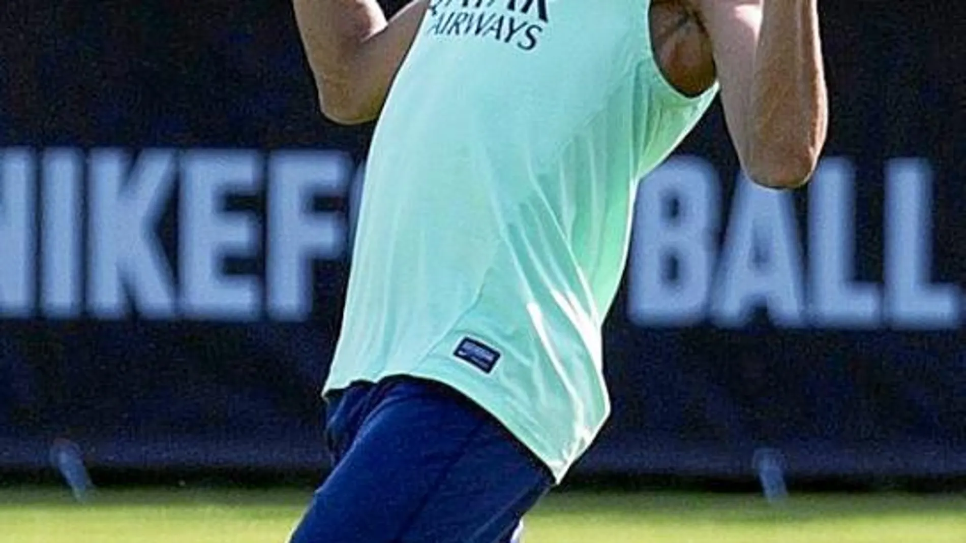 Neymar controla el balón con el pecho ayer durante el entrenamiento del Barcelona