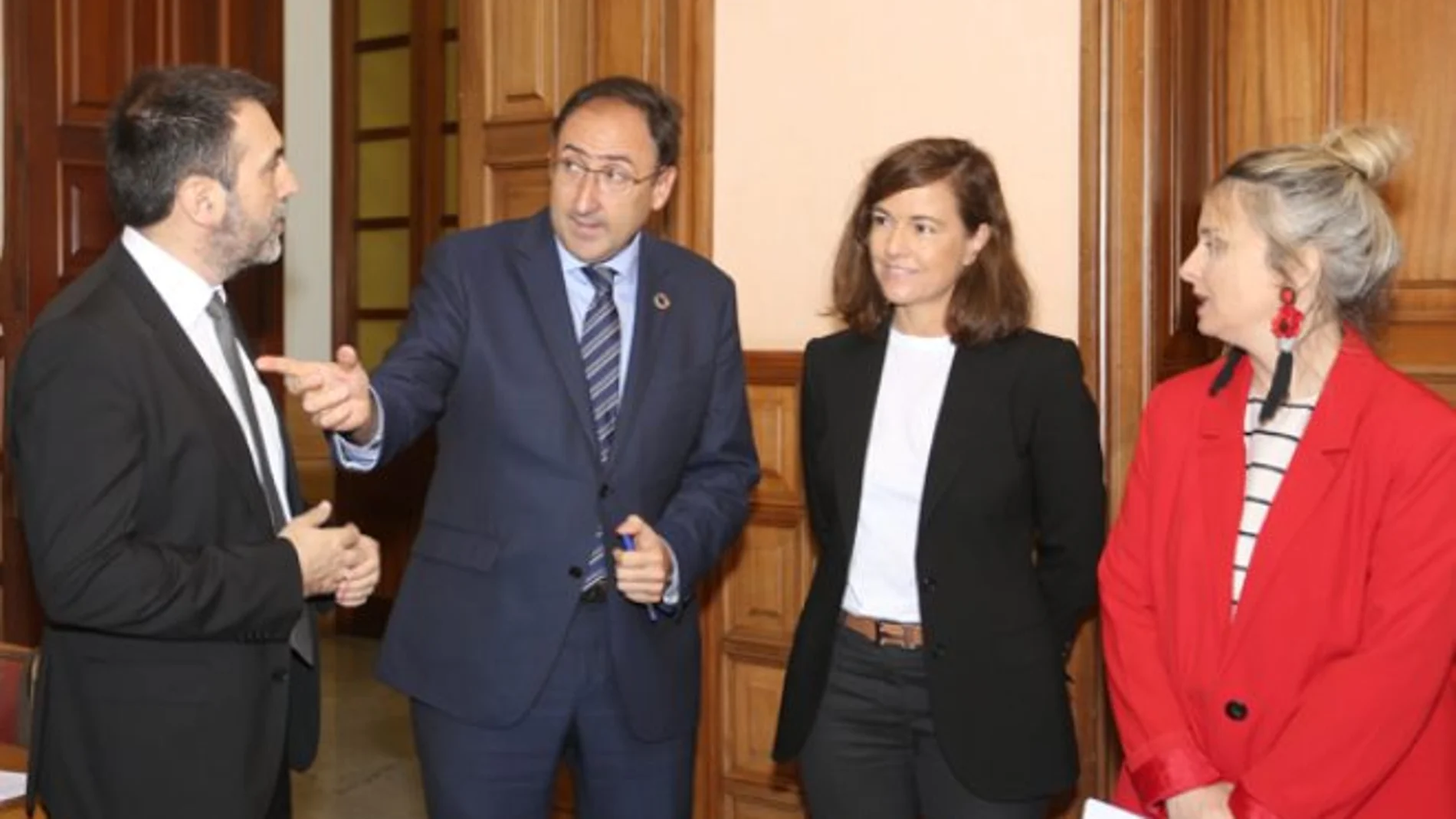 El director alcalde de Palencia, Alfonso Polanco, conversa con la fundadora de Prosol, Rocío Hervella, y miembros de su equipo de y de la compañía
