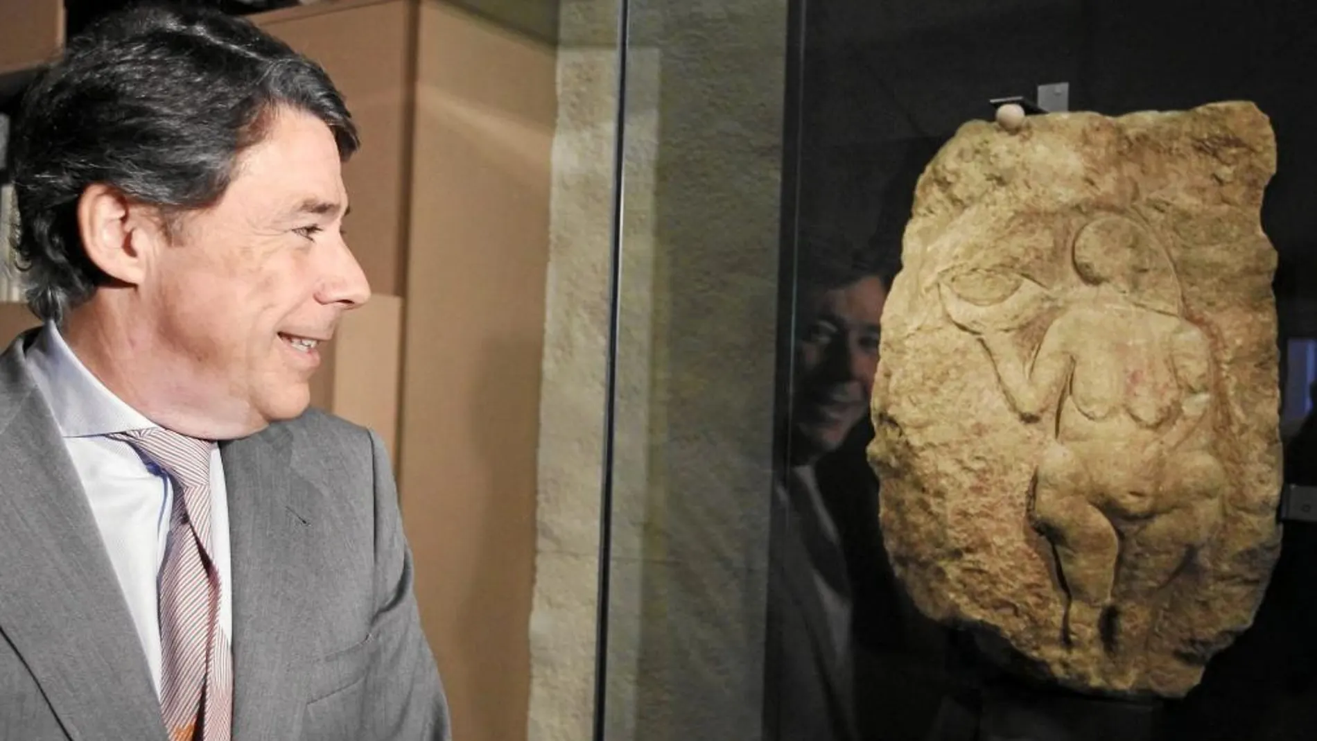 El presidente regional, Ignacio González, inauguró ayer la nueva exposición en el museo Arqueológico Regional en Alcalá de Henares