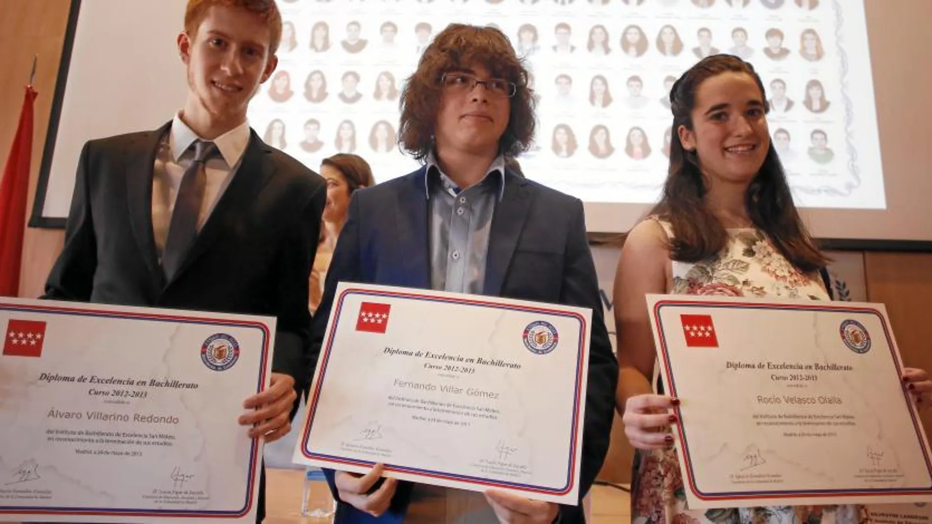 Los alumnos con sus diplomas