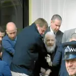 Momento en que varios agentes sacan a Assange de la embajada de Ecuador