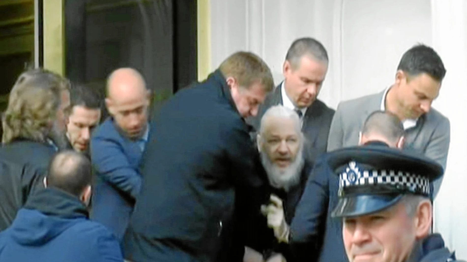 Momento en que varios agentes sacan a Assange de la embajada de Ecuador