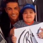 Cristiano Ronaldo con el chico en cuestión