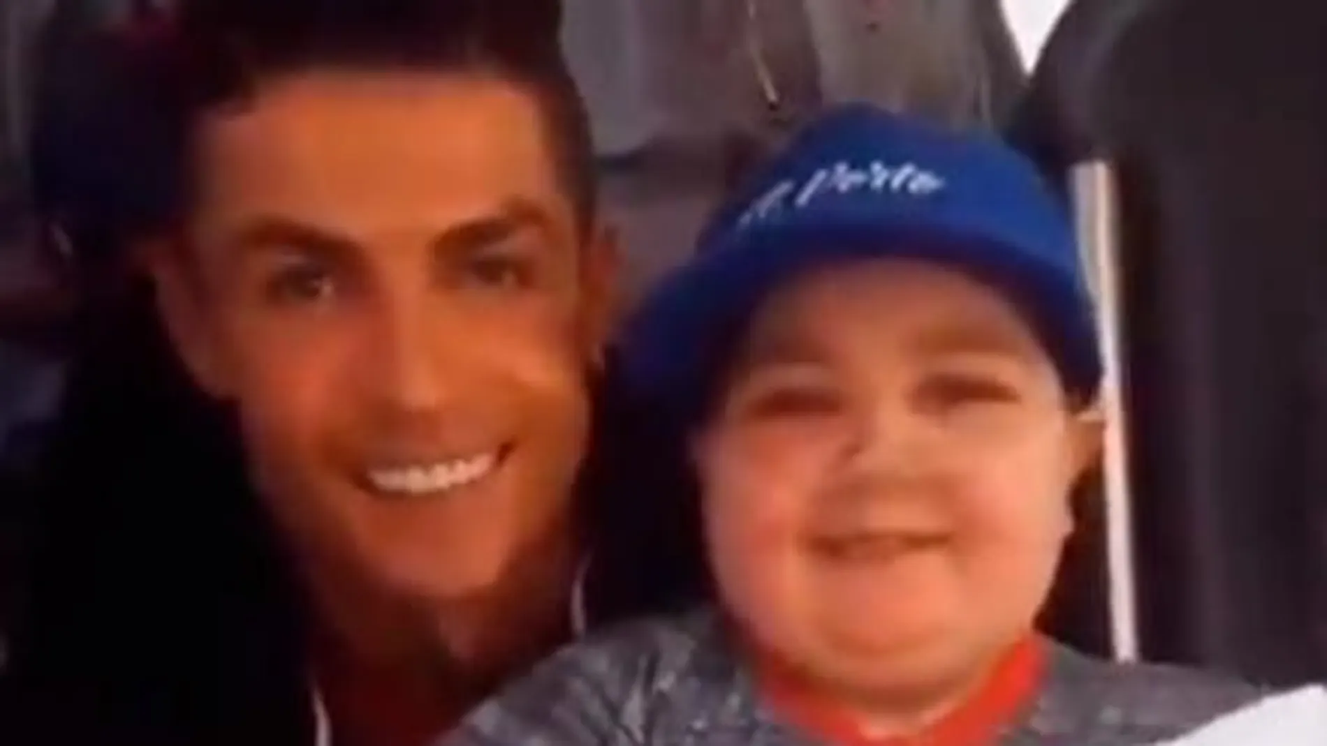 Cristiano Ronaldo con el chico en cuestión