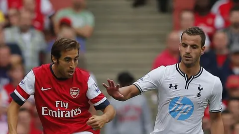 El jugador del Arsenal, Mathieu Flamini (i) junto al jugador español del Tottenham Hotspur's, Roberto Soldado