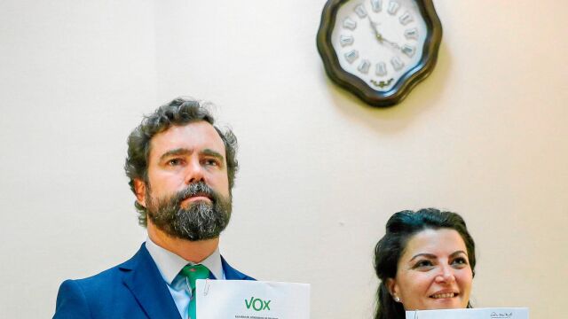 El portavoz de Vox en el Congreso, Iván Espinosa de los Monteros y la diputada Macarena Olona, tras registrar en el Congreso su proposición de ley
