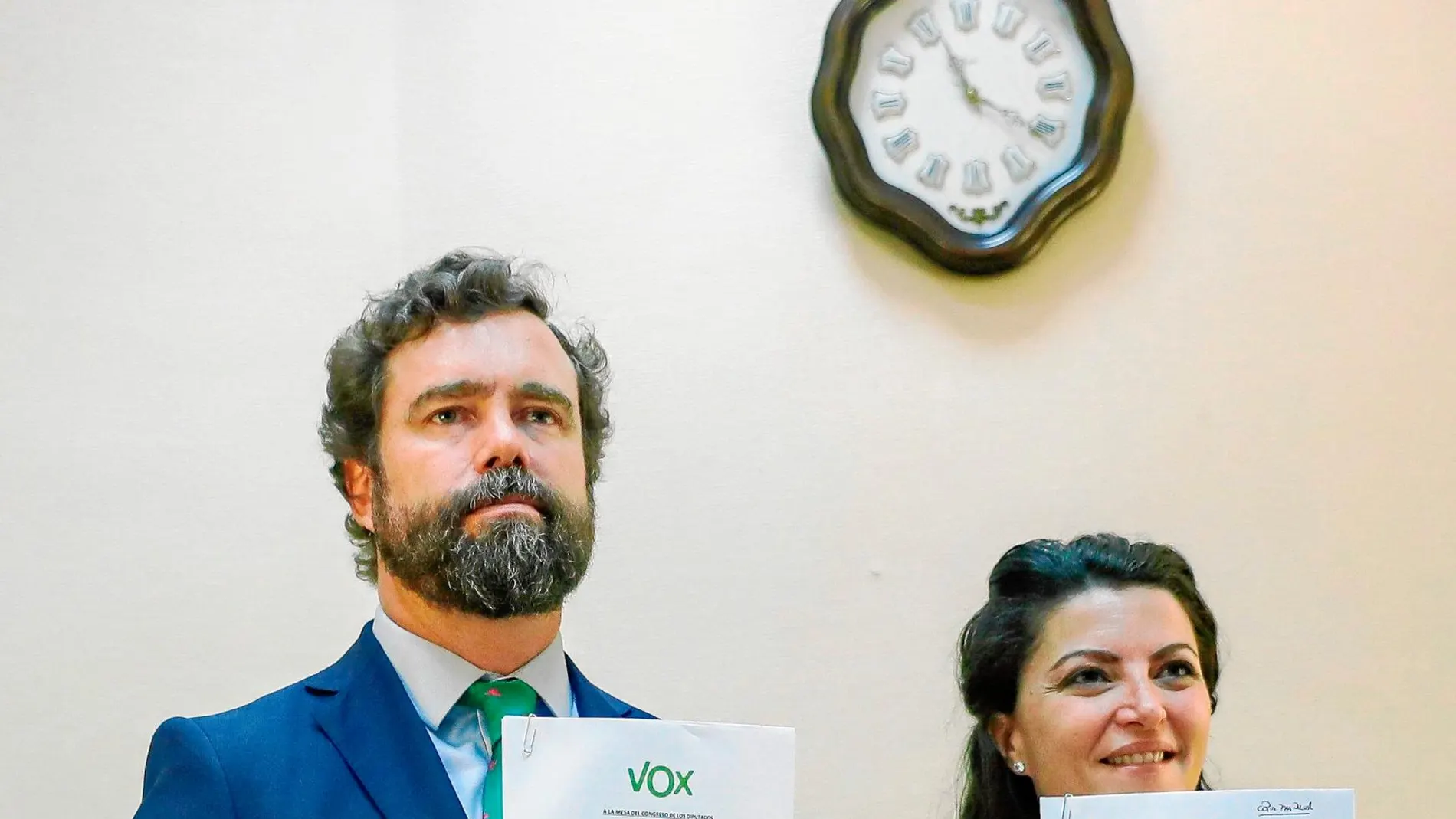 El portavoz de Vox en el Congreso, Iván Espinosa de los Monteros y la diputada Macarena Olona, tras registrar en el Congreso su proposición de ley
