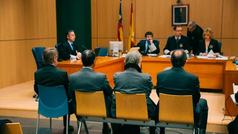 La vista del juicio apenas duró unos minutos. Tras levantarse la sesión, los abogados, así como el fiscal y el tribunal, cuadraron agendas y acordaron posponerlo hasta el 4 de noviembre.
