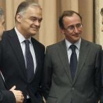 González-Pons (3i); Floriano (2d), y Alonso (3d), conversan con otros diputados populares durante la Diputación Permanente del Congreso.
