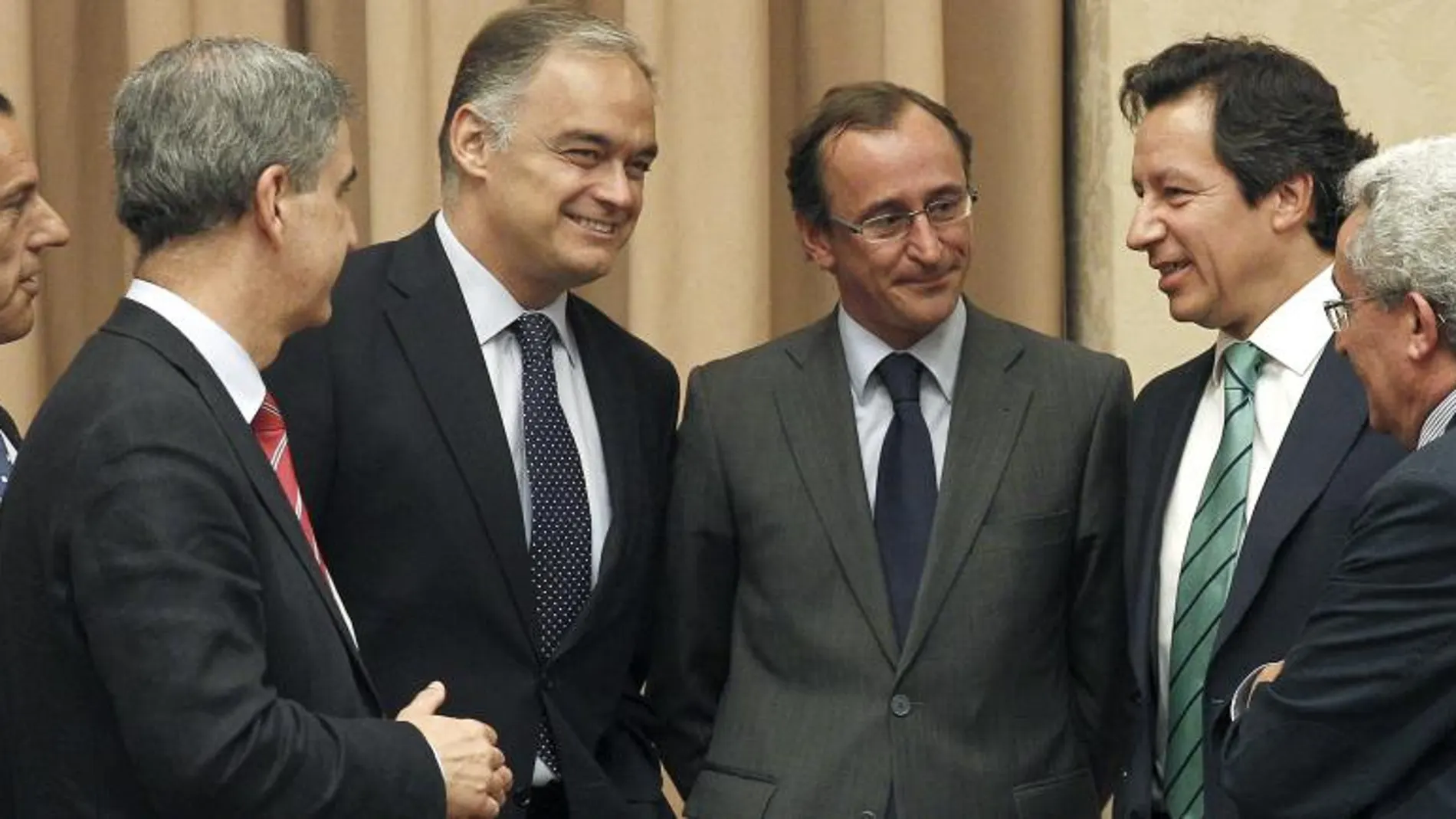 González-Pons (3i); Floriano (2d), y Alonso (3d), conversan con otros diputados populares durante la Diputación Permanente del Congreso.