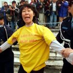 Imagen de una activista de Falun Gong detenida por la Policía china