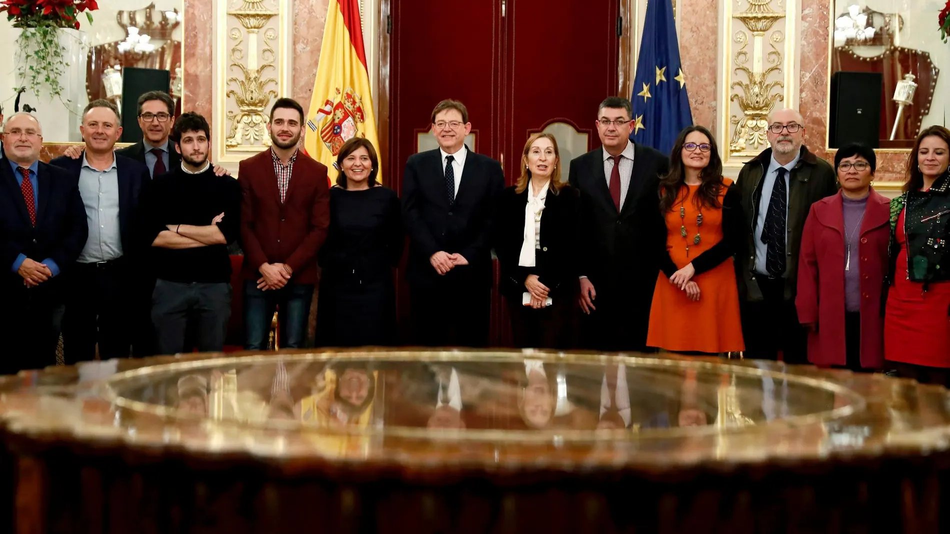 El presidente de la Generalitat, Ximo Puig, y la presidenta del Congreso Ana Pastor, acompañados de una representación de la Generalitat valenciana en el pleno del Congreso que se celebra hoy en la Cámara Baja.
