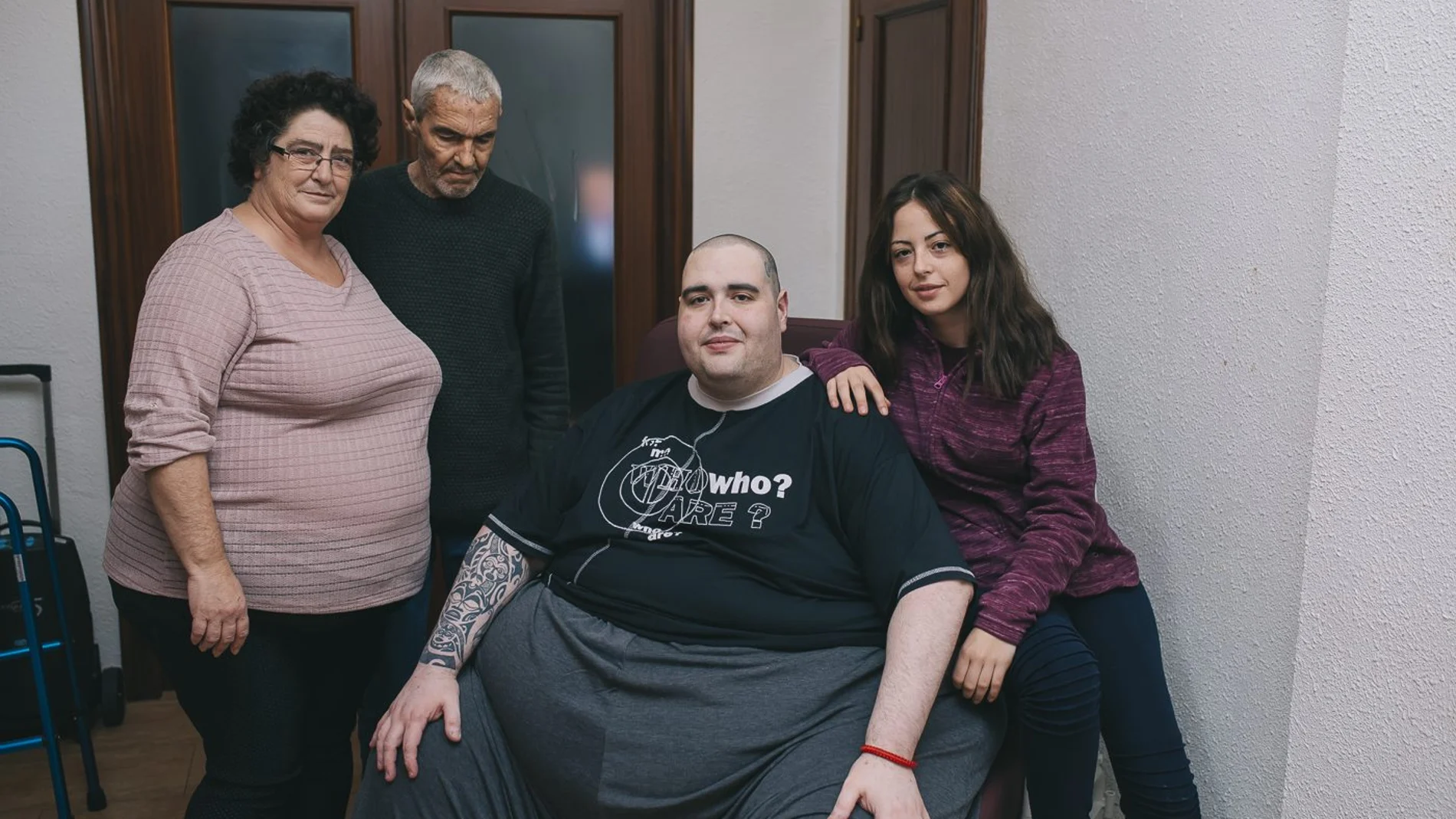 Teo, sus padres y su hermana, ayer en su casa en la localidad valenciana de Turís donde ha regresado tras pasar cuatro meses ingresado en el hospital de Manises