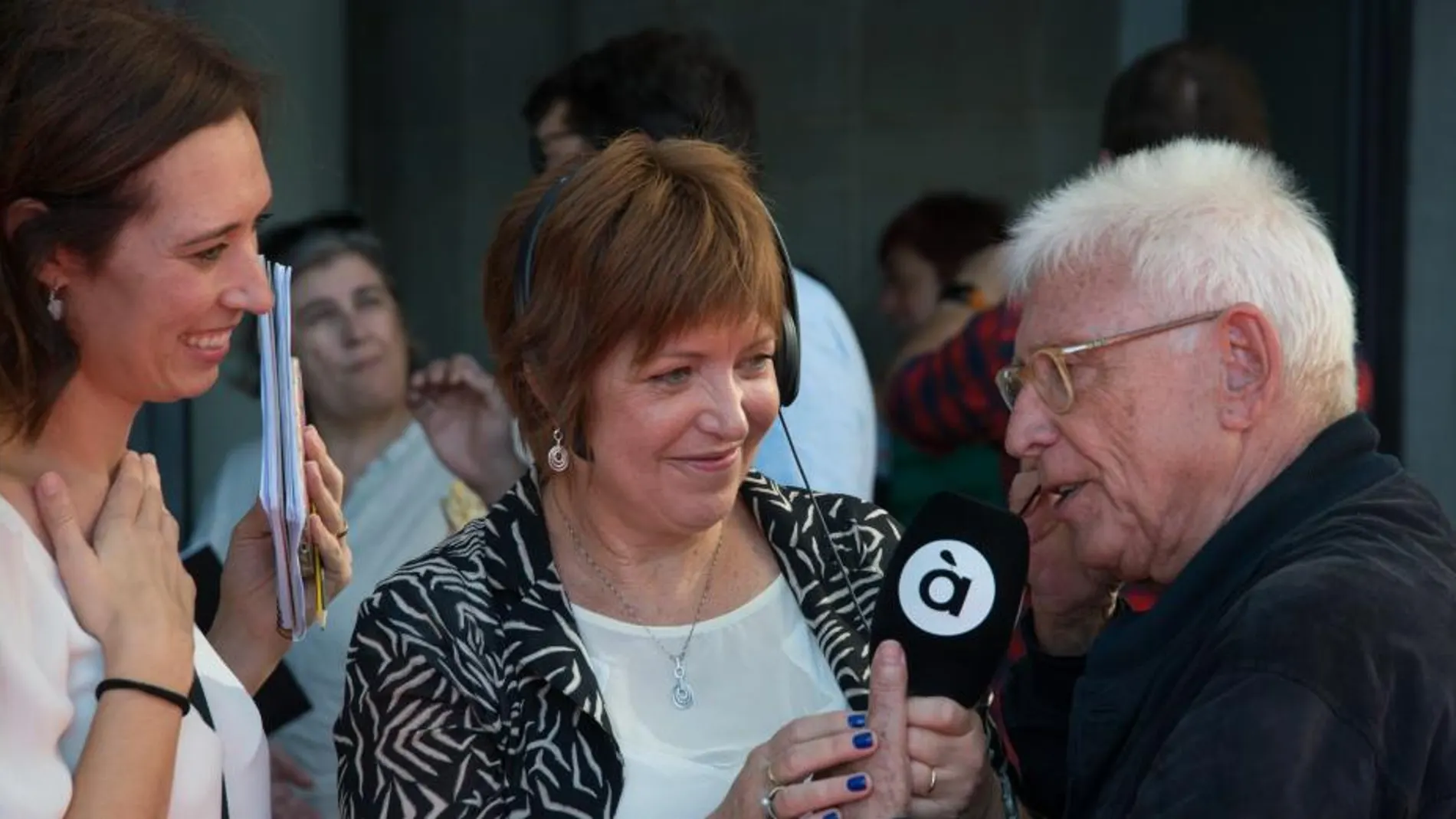 La directora general de Àpunt Media, Empar Marco, ayer durante la presentación de la programación de esta temporada, junto al cantautor Raimon/Kike Taberner