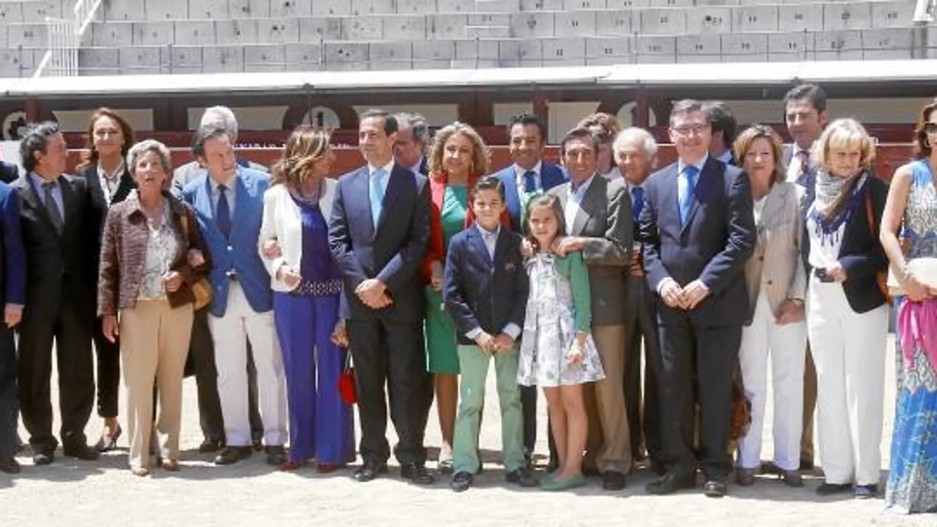 Las familias de los trece toreros que han cedido sus recuerdos a la exposición posan en los medios de Las Ventas