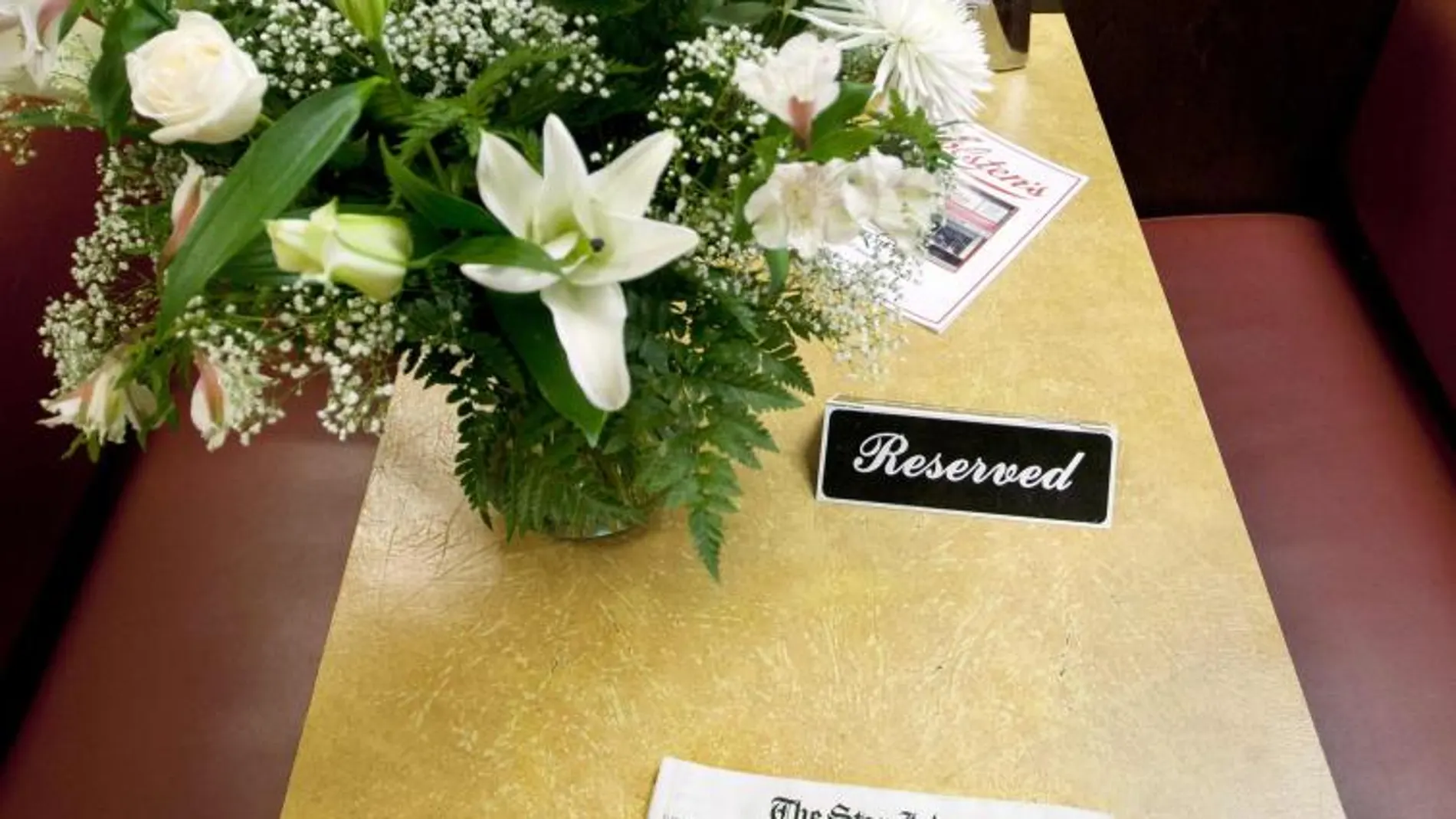 Un periódico y un ramo de flores adornan una mesa en el Ice Cream Shop, donde se rodó la escena final de la serie de televisión «Los Soprano»