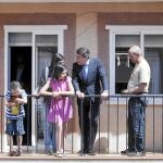 El presidente de la Comunidad, Ignacio González, en la entrega de una de las viviendas del IVIMA que el Gobierno regional ha destinado a familias desahuciadas