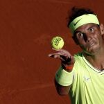 EPA984. PARÍS (FRANCIA), 31/05/2019.- El tenista español Rafa Nadal sirve un saque ante el belga