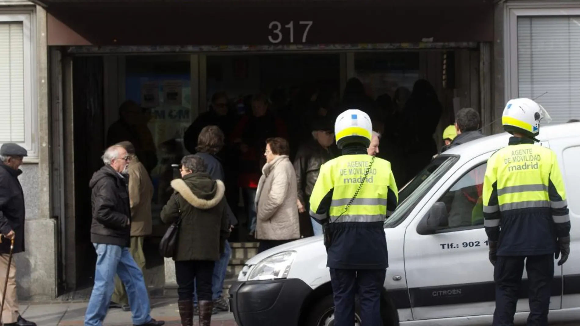 Varios agentes a las puertas del centro de salud José Marva