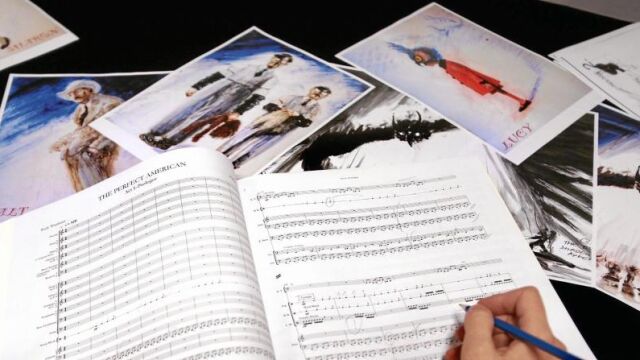 El autor supervisará en Madrid los ensayos de su ópera. En la imagen, la partitura y algunos de los bocetos de «The Perfect American»
