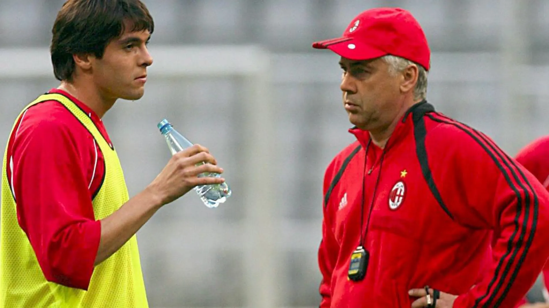 Ancelotti, en su etapa en el Milan con Kaká; precisamente, el brasileño será uno de los primeros dilemas que deba resolver el técnico