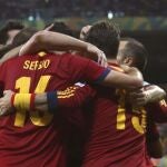 Los jugadores de la selección española celebran el primer gol ante Uruguay