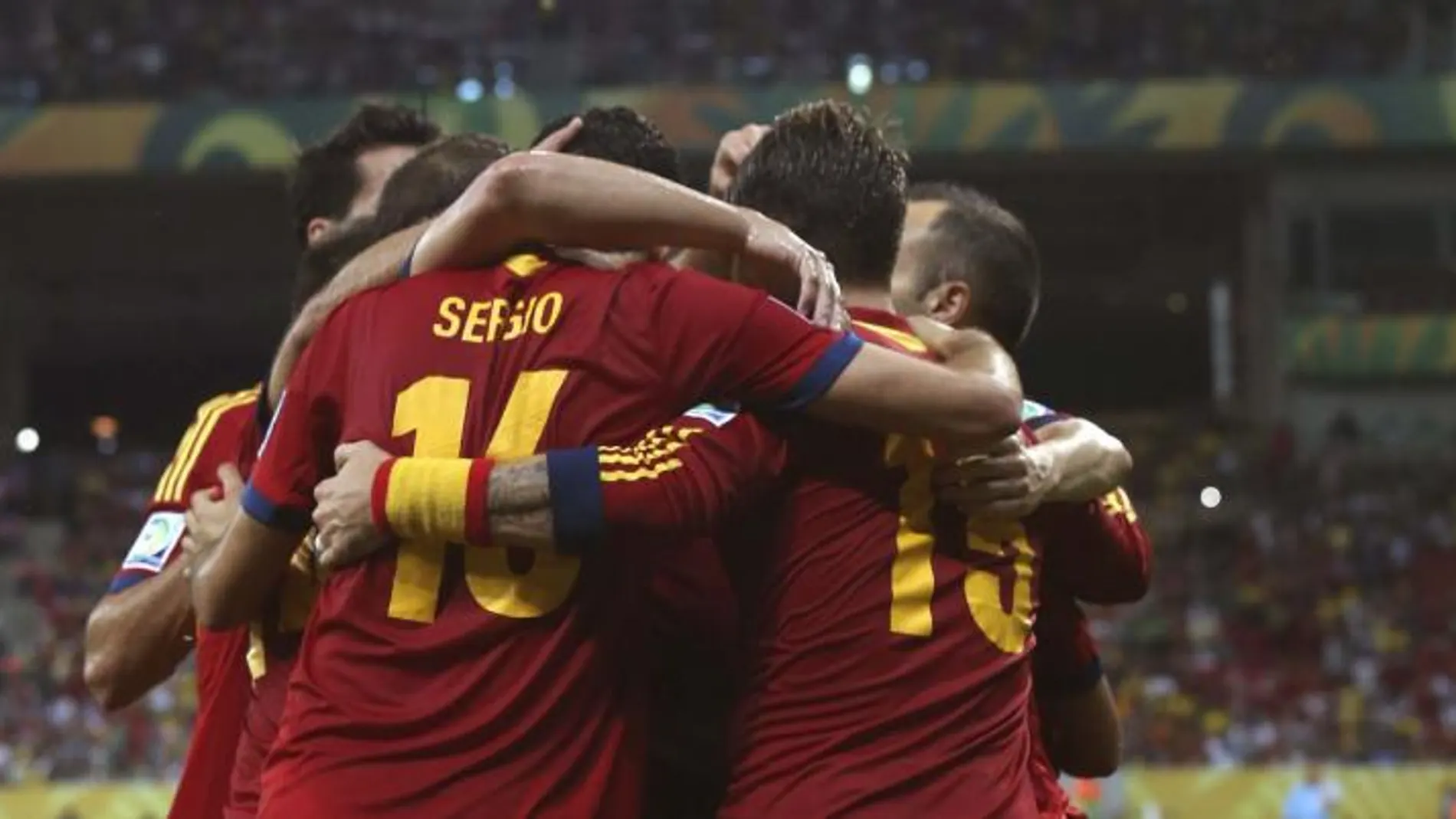 Los jugadores de la selección española celebran el primer gol ante Uruguay