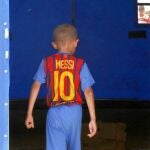 Un niño sirio en el campo de refugiados de Azaz con la camiseta de Messi