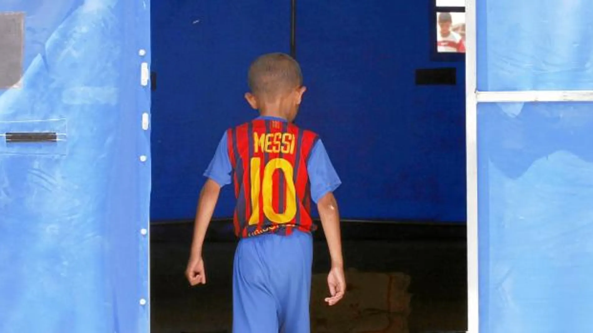 Un niño sirio en el campo de refugiados de Azaz con la camiseta de Messi