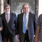 El presidente Juan Vicente Herrera, Santiago Aparicio (Cecale), Ángel Hernández (CC OO) y Agustín Prieto (UGT), antes de suscribir los convenios
