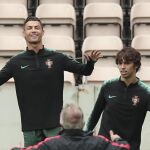 Cristiano Ronaldo, con Joao Félix delante, durante un entrenamiento de Portugal