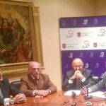 García Nieto interviene en la rueda de prensa, en presencia de José Luis Rivas, Agustín González y Ruiz Medrano