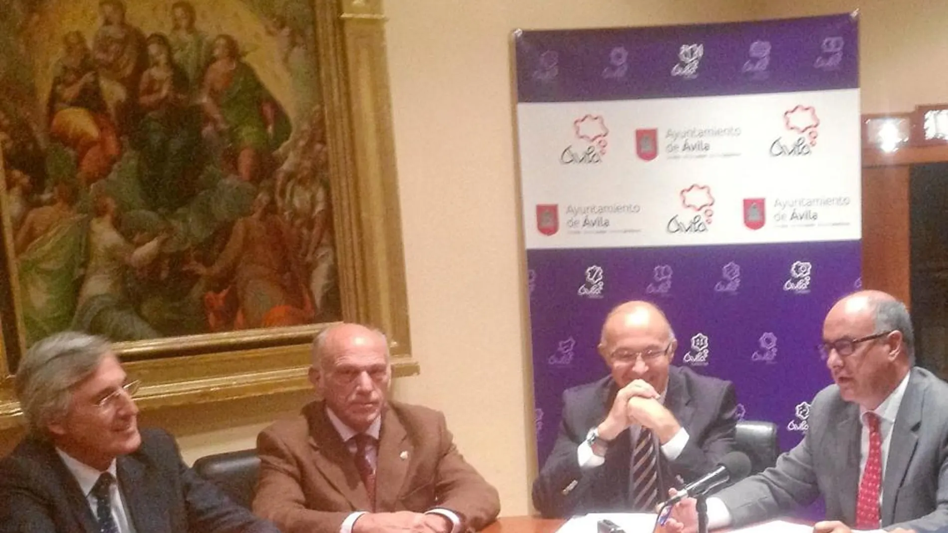 García Nieto interviene en la rueda de prensa, en presencia de José Luis Rivas, Agustín González y Ruiz Medrano
