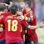 Los jugadores de la selección española celebran el segundo gol ante Uruguay