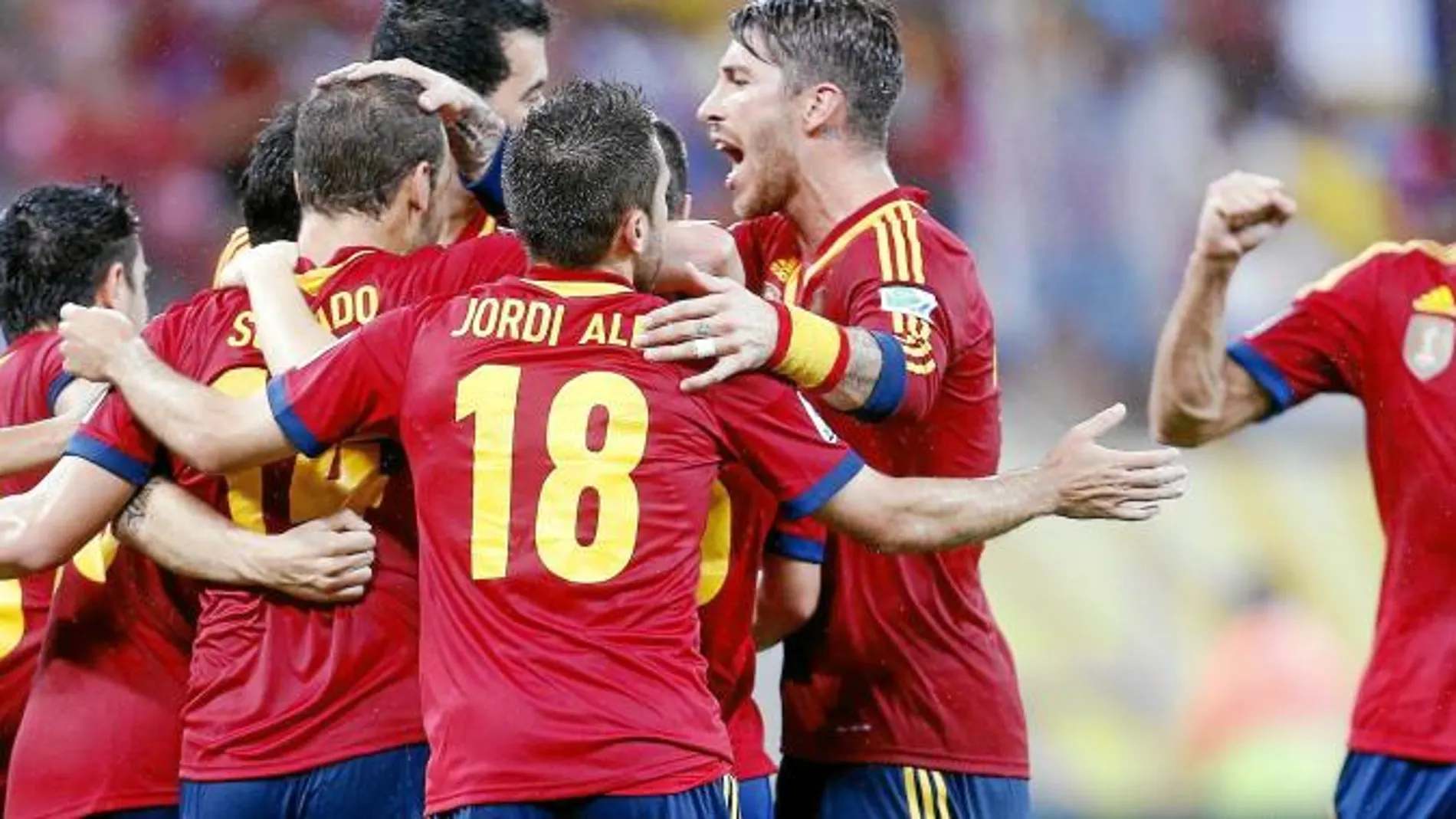 Los jugadores de la selección española celebran el segundo gol ante Uruguay