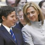 La Infanta Cristina busca complicidad en la mirada de su sobrino Froilán