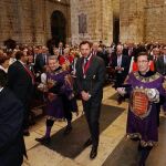 El alcalde Óscar Puente entra en la Santa Catedral, abarrotada de fieles