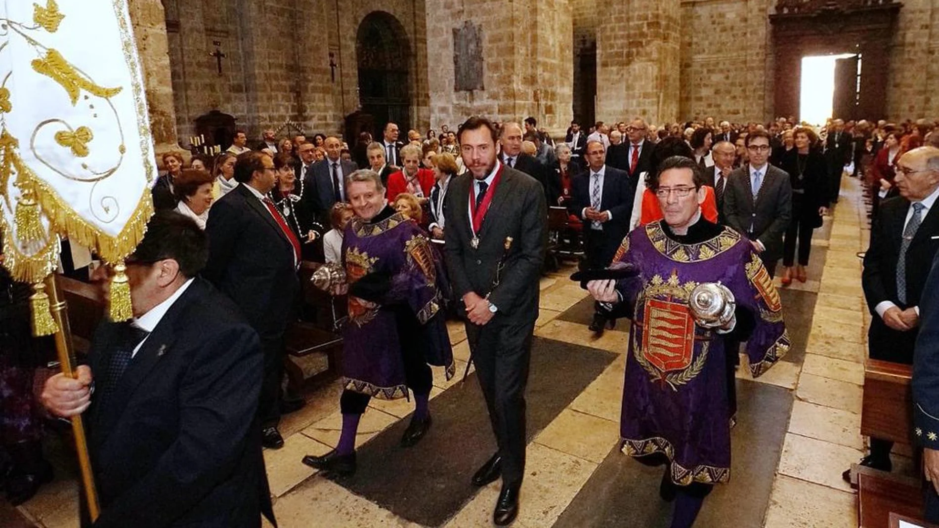 El alcalde Óscar Puente entra en la Santa Catedral, abarrotada de fieles