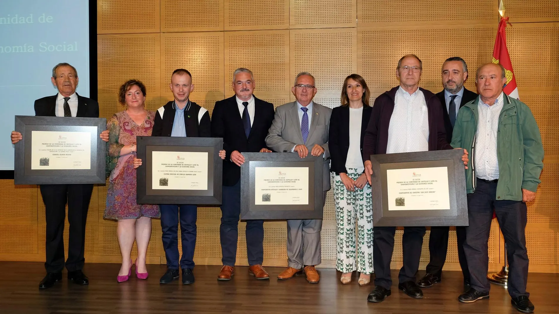 Foto de familia de los premiados