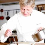 Toñi Vicente, de Laurel, mientras elabora una de sus recetas