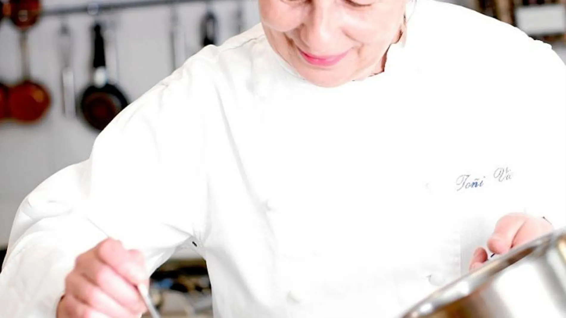 Toñi Vicente, de Laurel, mientras elabora una de sus recetas