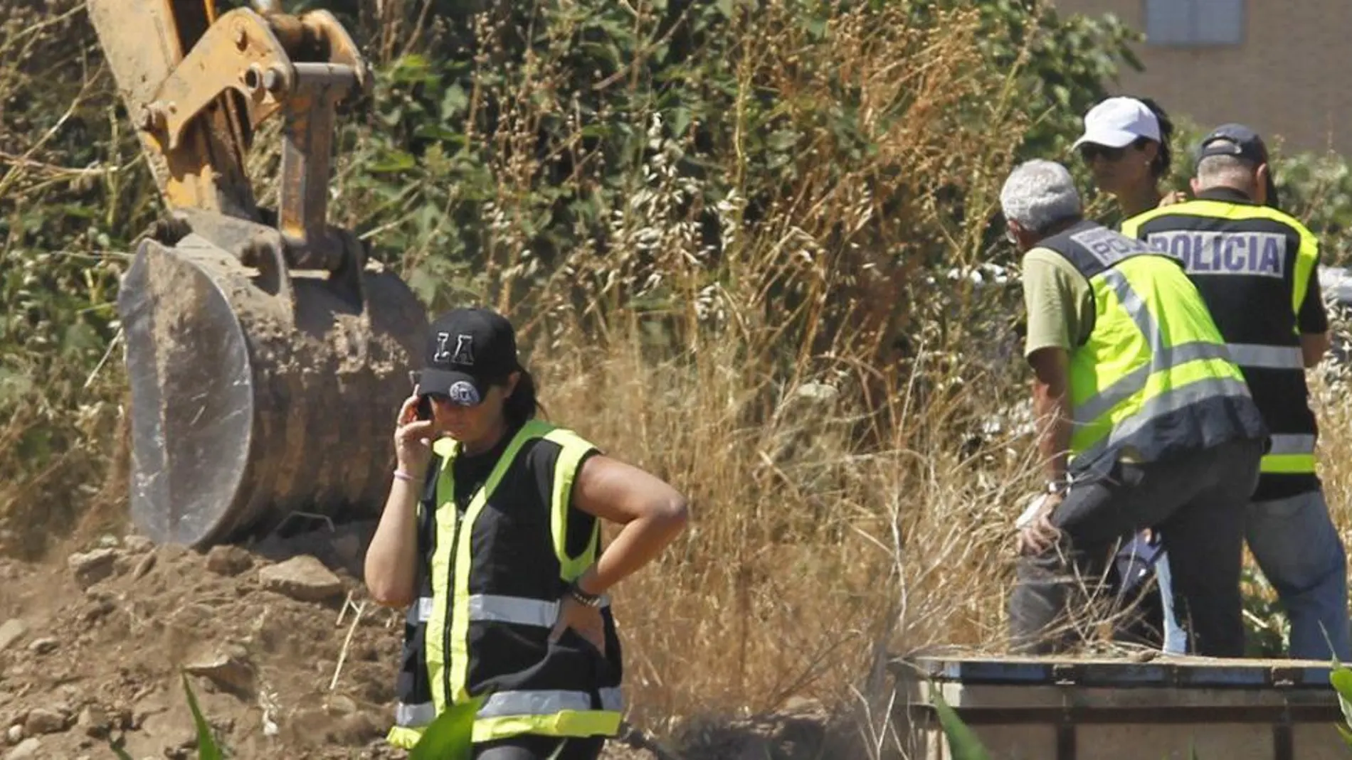 Una máquina excavadora una zona de La Majaloba, cercana a la carretera de Sevilla