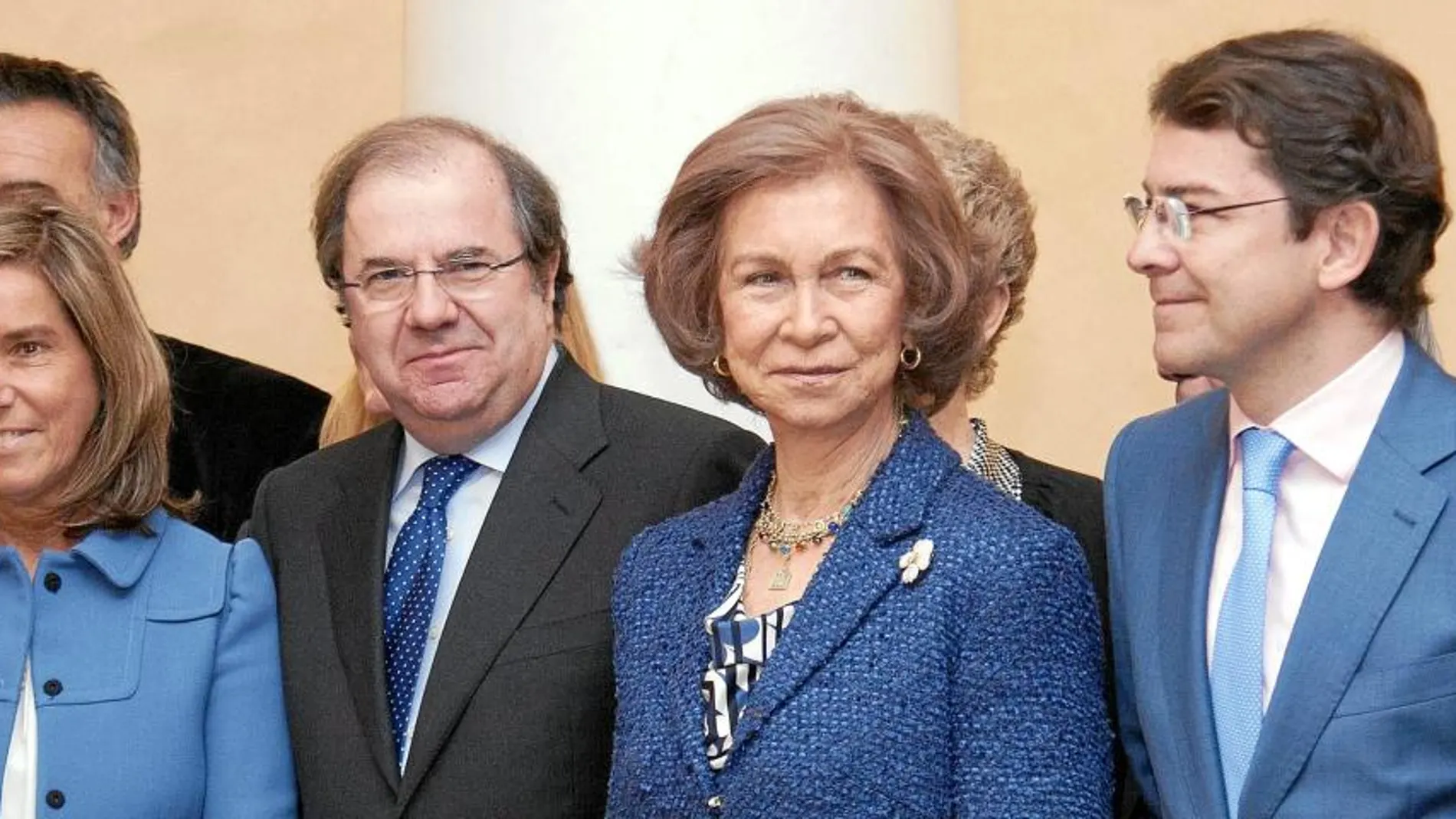 La Reina, el presidente de Castilla y León, Juan Vicente Herrera, la ministra de Sanidad, Ana Mato, y el alcalde de Salamanca, Alfonso Fernández Mañueco, antes de inaugurar el Simposio