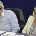 Los eurodiputados ultraderechistas franceses Jean-Marie Le Pen y Marine Le Pen asisten a una sesión plenaria del Parlamento Europeo hoy, martes 2 de julio.
