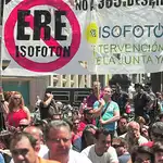 Empleados de Isofotón durante una manifestación contra los despidos en 2019