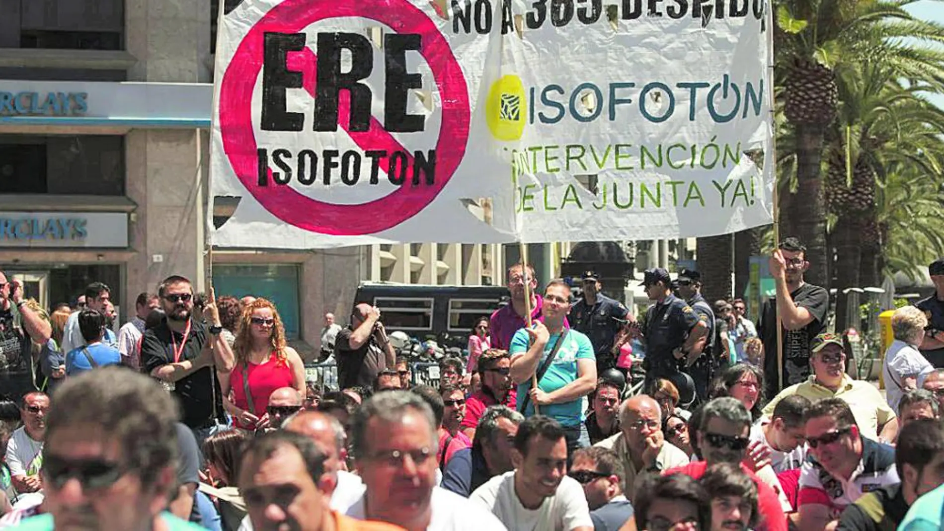 Empleados de Isofotón durante una manifestación contra los despidos en 2019