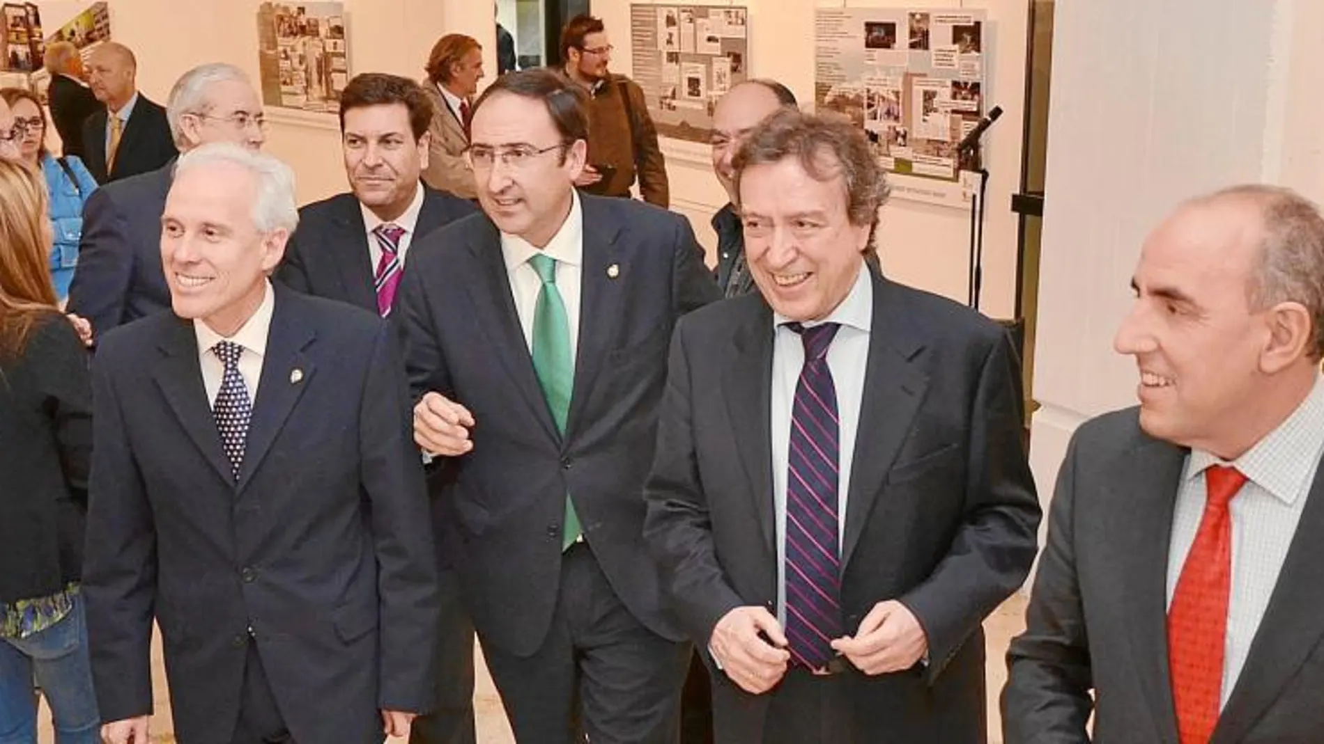 De Santiago-Juárez, a su llegada a la exposición en compañía de Alfonso Polanco, José María Hernández, Luis Domingo González y Fernández Carriedo