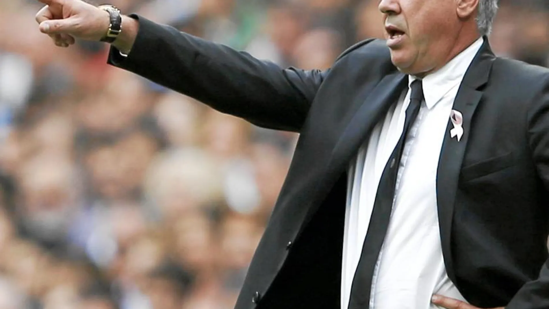 Carlo Ancelotti da instrucciones durante el partido del sábado